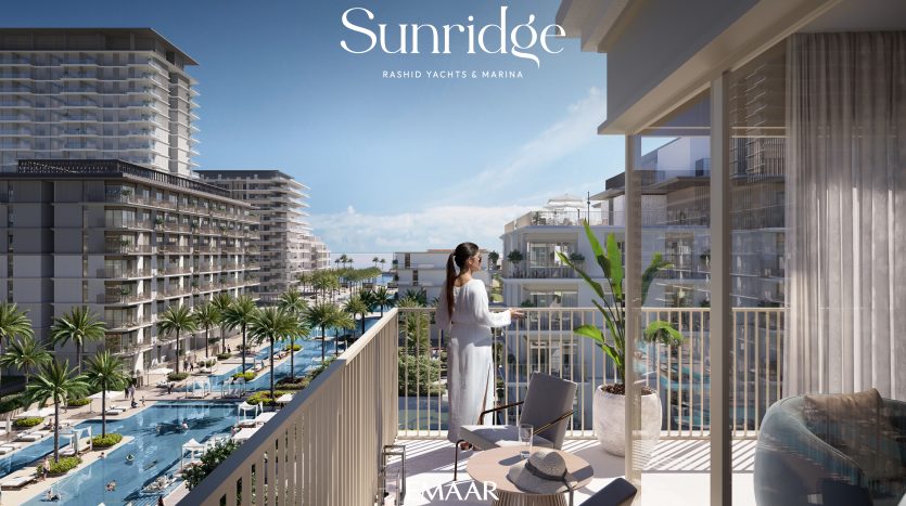 Une femme en robe blanche se tient sur un balcon donnant sur une luxueuse marina avec des yachts, entourée de bâtiments et de piscines modernes, sous un ciel bleu clair. Le texte &quot;Sunridge - Rashid