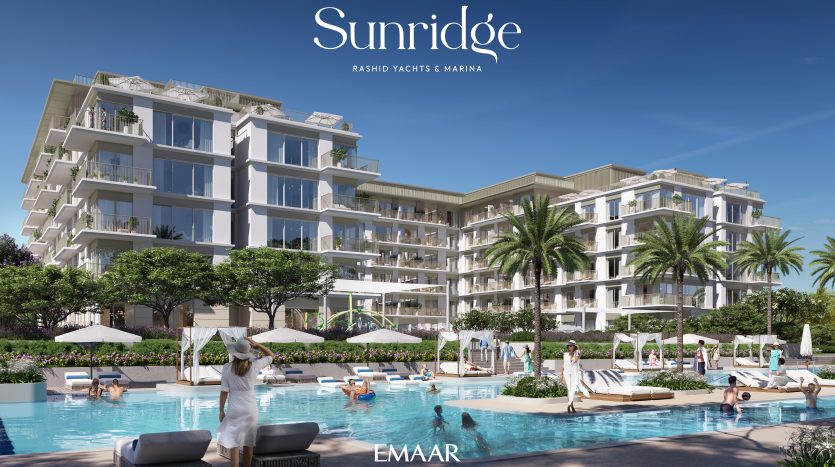 Rendu numérique d&#039;une luxueuse villa résidentielle en bord de mer à Dubaï nommée « Sunridge » comprenant des bâtiments blancs modernes avec des balcons, une grande piscine, des chaises longues, des palmiers et une personne faisant un geste vers la scène.