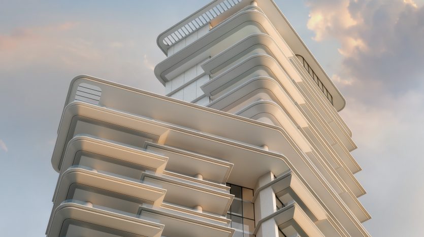 Un immeuble d&#039;appartements moderne de plusieurs étages à Dubaï avec des balcons incurvés uniques et un design élégant, sur un ciel nuageux au coucher du soleil.