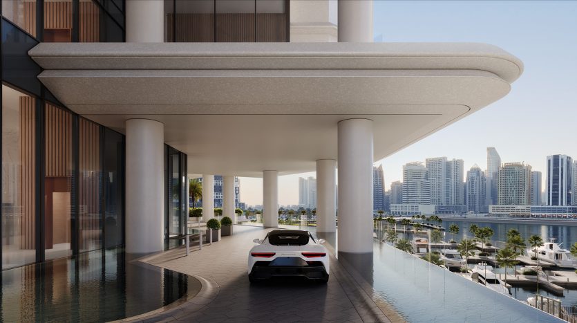 Une voiture blanche de luxe garée sous le surplomb moderne et incurvé d&#039;une villa chic en bord de mer à Dubaï, avec un paysage urbain de grande hauteur et des palmiers en arrière-plan.