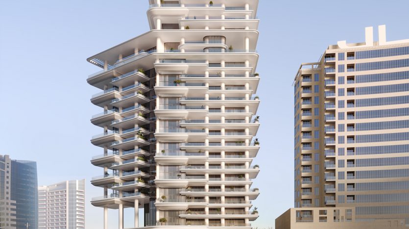 Image d&#039;un immeuble résidentiel moderne de grande hauteur doté de balcons spacieux surplombant une marina tranquille bordée de yachts de luxe à Dubaï. Le bâtiment est flanqué d&#039;autres structures haut de gamme sous une