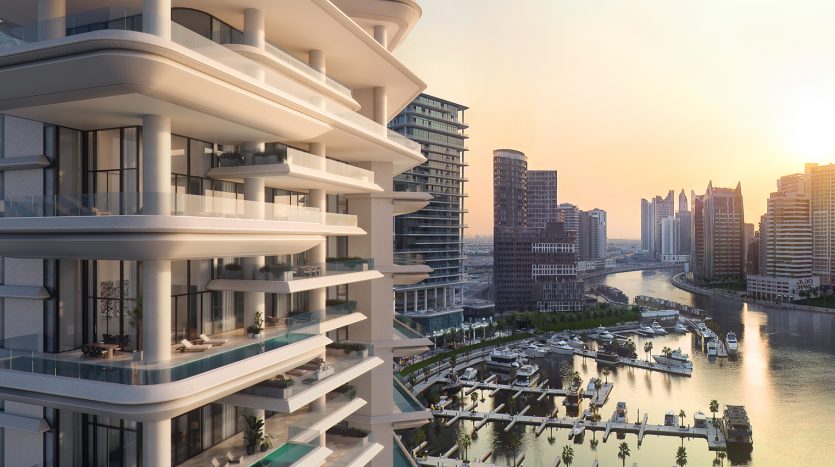 Un paysage urbain moderne au coucher du soleil avec une vue rapprochée d&#039;un élégant appartement de grande hauteur à Dubaï doté de grands balcons, surplombant une rivière qui serpente à travers une ligne d&#039;horizon dense de styles architecturaux divers.