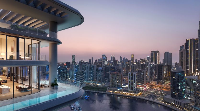 Vue luxueuse du balcon depuis un appartement de grande hauteur à Dubaï au crépuscule surplombant un horizon urbain animé avec des bâtiments illuminés et un ciel clair.