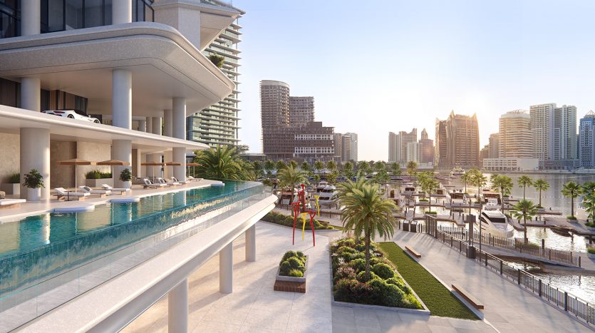 Balcon de luxe au bord de la piscine donnant sur un paysage urbain moderne avec des gratte-ciel, une verdure luxuriante et une voie navigable à Dubaï, sous un ciel dégagé.