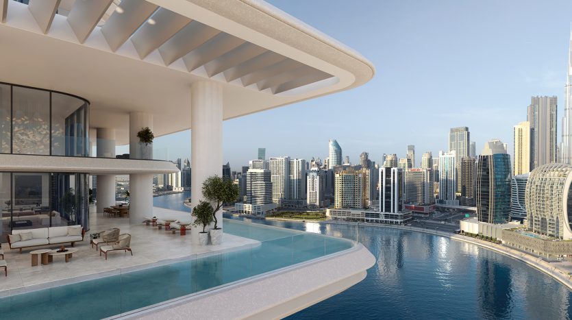 Luxueux balcon de villa avec piscine à débordement surplombant l&#039;horizon moderne de Dubaï avec des gratte-ciel et des monuments architecturaux sous un ciel bleu clair.