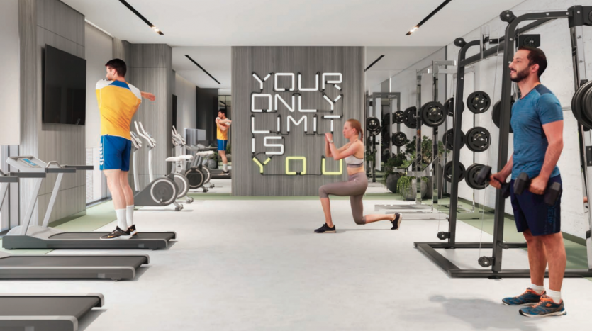 Intérieur de salle de sport moderne dans une villa de Dubaï avec trois personnes faisant de l'exercice : l'une courant sur un tapis roulant, une autre faisant des squats et la troisième soulevant des poids. Une phrase de motivation « ta seule limite, c'est toi » sur
