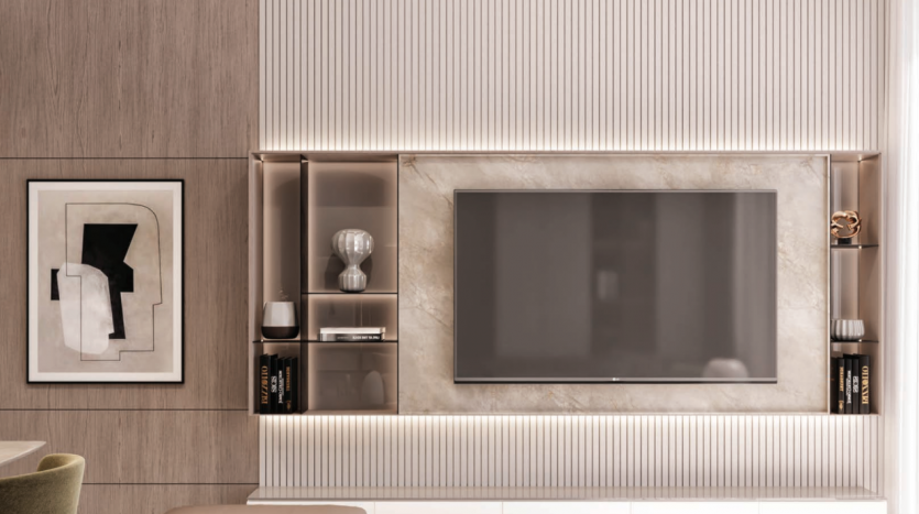 Un salon moderne dans un appartement de Dubaï comprenant une télévision murale à écran plat entourée d'étagères éclairées et un fond en marbre, flanqué de panneaux en bois et d'œuvres d'art décoratives.