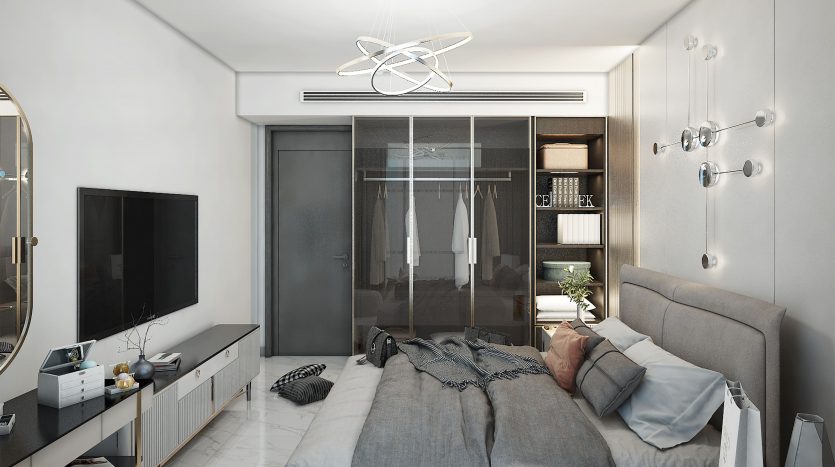 Chambre moderne et minimaliste dans une villa de Dubaï, comprenant un lit avec une literie neutre, un ventilateur de plafond, des meubles élégants, une télévision, de nombreuses étagères et un éclairage d&#039;ambiance, avec vue sur les tentures.