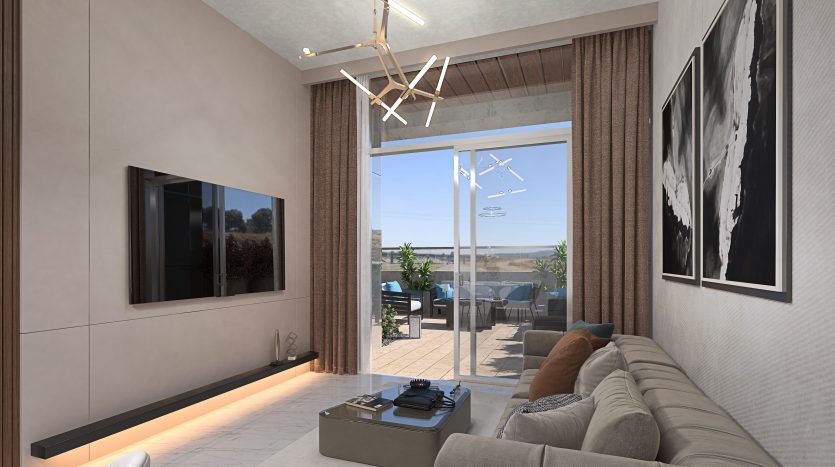 Un salon moderne dans un appartement de Dubaï avec un canapé beige, une télévision murale, des œuvres d&#039;art abstraites et de grandes fenêtres menant à une terrasse avec coin salon extérieur.