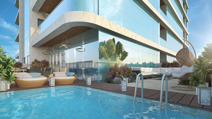 Un espace piscine d&#039;hôtel luxueux à Dubaï avec une architecture moderne, avec des murs en verre, des chaises longues confortables, des plantes luxuriantes et un ciel bleu clair.