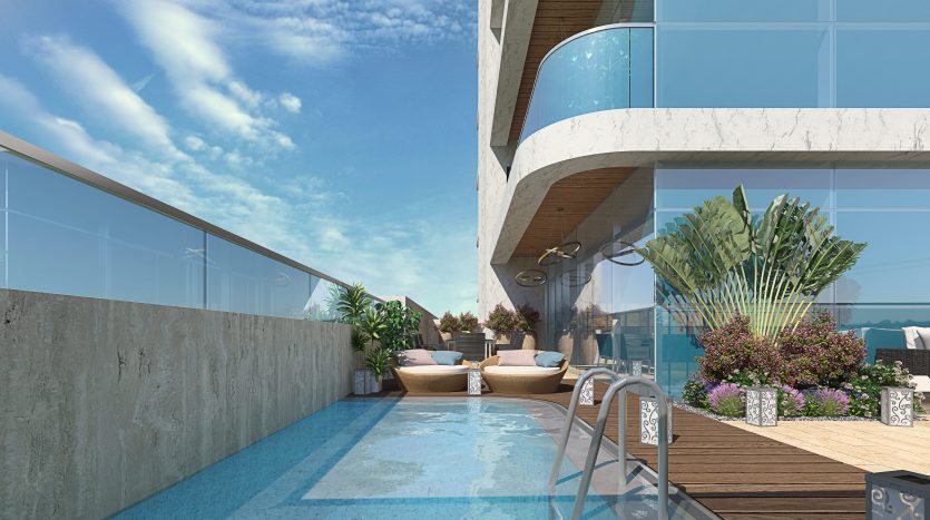 Piscine luxueuse sur le toit avec eau bleu clair dans une villa moderne de Dubaï, entourée de chaises longues et de plantes, présentant une architecture incurvée et de vastes panneaux de verre sous un ciel bleu vif.