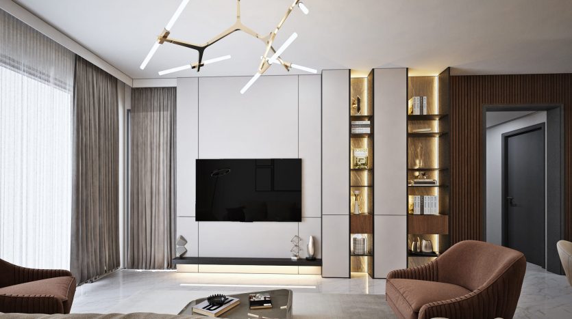 Salon moderne dans un appartement de Dubaï au design élégant en beige et bois, comprenant une grande télévision, des étagères élégantes, deux chaises moelleuses et un plafonnier central unique.