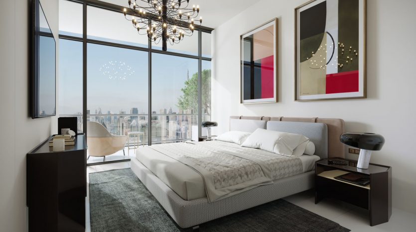 Chambre moderne dans un appartement de Dubaï comprenant un grand lit avec une couette blanche, des œuvres d&#039;art abstraites sur les murs, un lustre saisissant et de grandes fenêtres offrant une vue sur le paysage urbain.