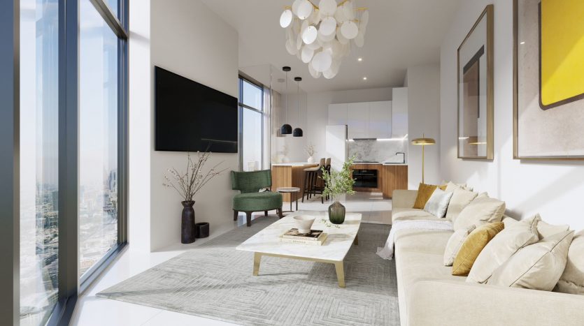 Salon d&#039;appartement moderne et ensoleillé à Dubaï avec un canapé beige confortable, un fauteuil vert élégant et un coin cuisine blanc en arrière-plan. De grandes fenêtres offrent une vue sur la ville. Le décor comprend des lumières suspendues