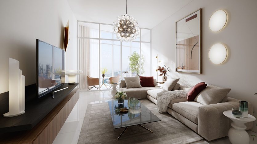 Un salon moderne dans un appartement de Dubaï comprenant un canapé beige avec des coussins, une table basse en verre, de grandes baies vitrées avec vue sur la ville et un lustre décoratif.