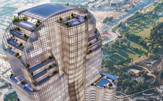 Vue aérienne d'un gratte-ciel moderne à plusieurs niveaux avec des façades en verre et de multiples terrasses vertes à Dubaï, entouré d'un paysage urbain et d'espaces verts.