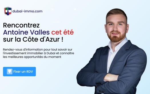 Un homme professionnel en costume debout en toute confiance à côté d'un texte français faisant la promotion de l'investissement immobilier par le biais d'une agence immobilière de Dubaï sur une bannière de site Web sur fond bleu.