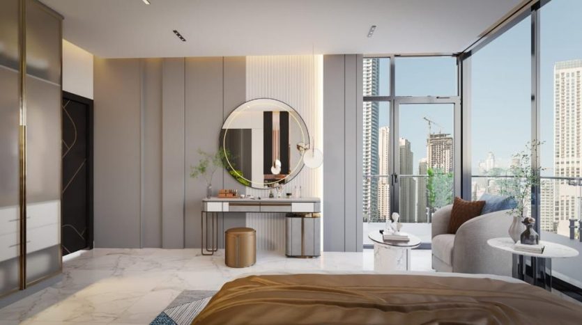 Chambre moderne avec grand lit, bureau avec miroir, table ronde et coin salon. Vue panoramique sur les toits de Dubaï. Design intérieur élégant et lumineux avec des tons neutres.