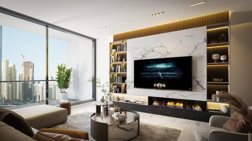 Salon moderne dans une villa à Dubaï avec un grand écran de télévision diffusant un film, une cheminée en marbre, des canapés moelleux et une vue sur les toits de la ville à travers des baies vitrées.