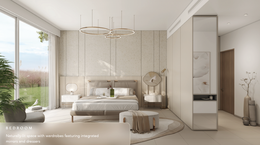 Une chambre spacieuse et moderne dans une villa à Dubaï avec un grand lit, des miroirs d'armoire intégrés, une commode et des luminaires circulaires. De grandes fenêtres offrent une vue sur le jardin. Palette de couleurs neutres avec un design élégant.