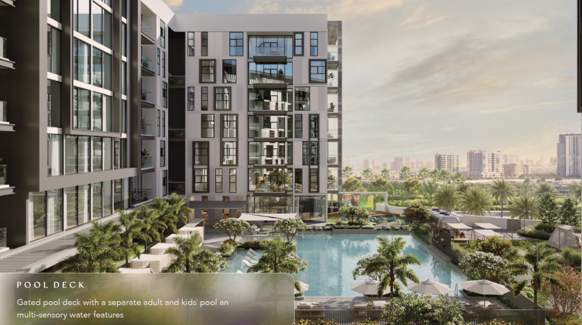 Villa résidentielle moderne à Dubaï avec une terrasse de piscine fermée comprenant des piscines séparées pour adultes et enfants, entourée d'un aménagement paysager luxuriant et surplombant les toits de la ville en arrière-plan.