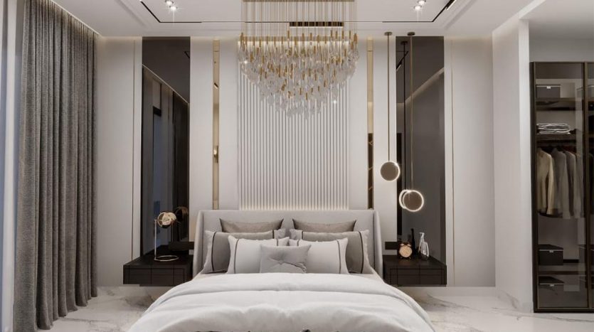 Une chambre luxueuse dans une villa de Dubaï avec un grand lit, un lustre en or et en cristal et un sol en marbre. Les caractéristiques comprennent un dressing, des draperies élégantes et des éléments d&#039;éclairage élégants.