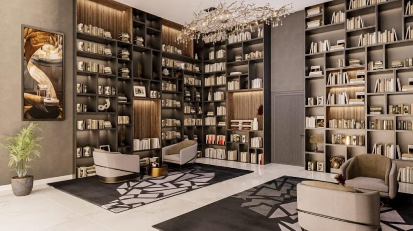 Une luxueuse bibliothèque moderne dotée d'étagères en bois du sol au plafond remplies de livres, de deux chaises élégantes, d'un canapé, de tapis à motifs géométriques et d'un lustre artistique dans une villa de Dubaï.