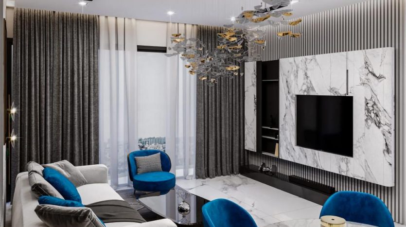 Salon moderne avec des murs en marbre, une grande télévision, un canapé gris et des fauteuils bleu vif dans une propriété immobilière de Dubaï. Un luminaire unique est suspendu au-dessus et des rideaux encadrent de grandes fenêtres