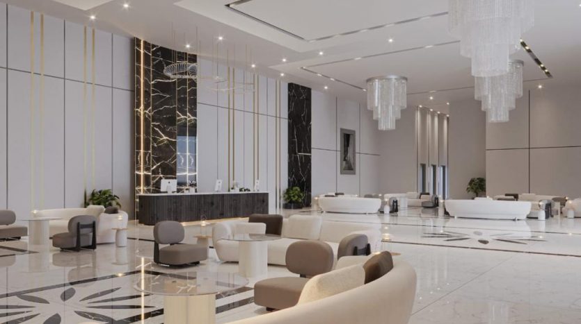 Hall d'entrée luxueux à Dubaï avec sols en marbre, canapés blancs et beiges, bureau de réception en marbre noir et élégants lustres blancs.