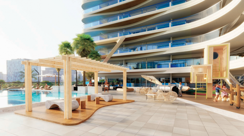 Un espace luxueux au bord de la piscine dans une villa moderne à Dubaï avec des balcons incurvés, des pergolas en bois, des sièges confortables et une aire de jeux pour enfants.