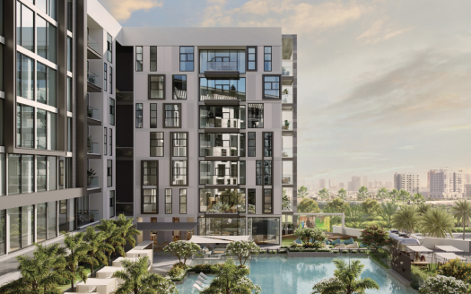 Villa résidentielle moderne à Dubaï avec une grande piscine et des jardins luxuriants, avec en toile de fond un paysage urbain sous un ciel clair.