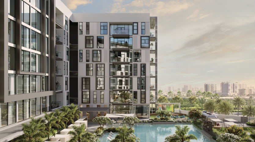 Villa résidentielle moderne à Dubaï avec une grande piscine et des jardins luxuriants, avec en toile de fond un paysage urbain sous un ciel clair.