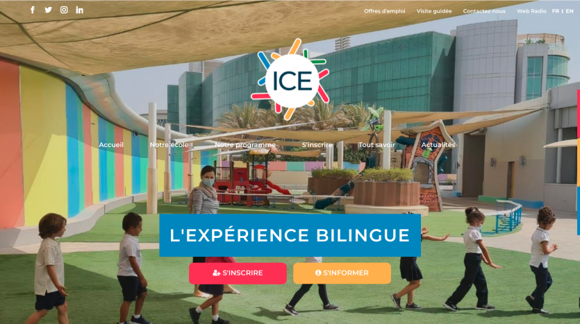 Les enfants jouent sur une cour de récréation colorée sous une grande zone ombragée, avec la villa Dubaï en arrière-plan et l&#039;interface du site Web de « glace » affichée avec de multiples options de navigation.