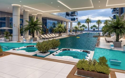 Espace piscine intérieure luxueuse dans un appartement de Dubaï comprenant plusieurs jacuzzis, chaises longues et palmiers, entourés de piliers modernes et offrant une vue imprenable sur l&#039;horizon.