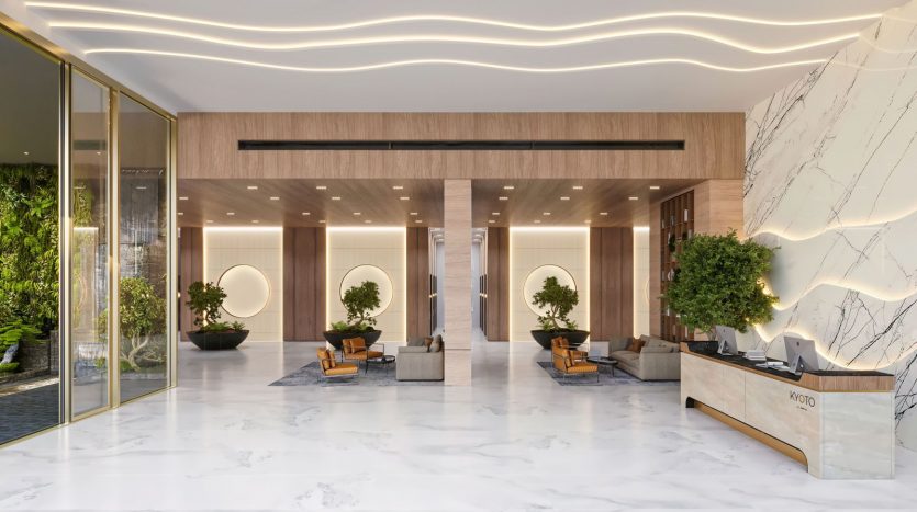 Lobby d&#039;hôtel moderne avec sols en marbre élégants, éléments en bois et éclairage tendance. Comprend un bureau de réception et des coins salons entourés de plantes vertes et de murs en miroir, incarnant l&#039;élégance commune dans un appartement à Dubaï.