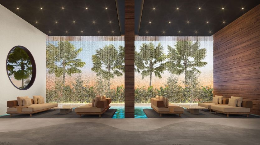 Coin salon moderne avec canapés et chaises beiges, piscine centrale réfléchissante, entourée de murs en bois et façade vitrée montrant un jardin luxuriant, parfait pour un investissement immobilier à Dubaï.