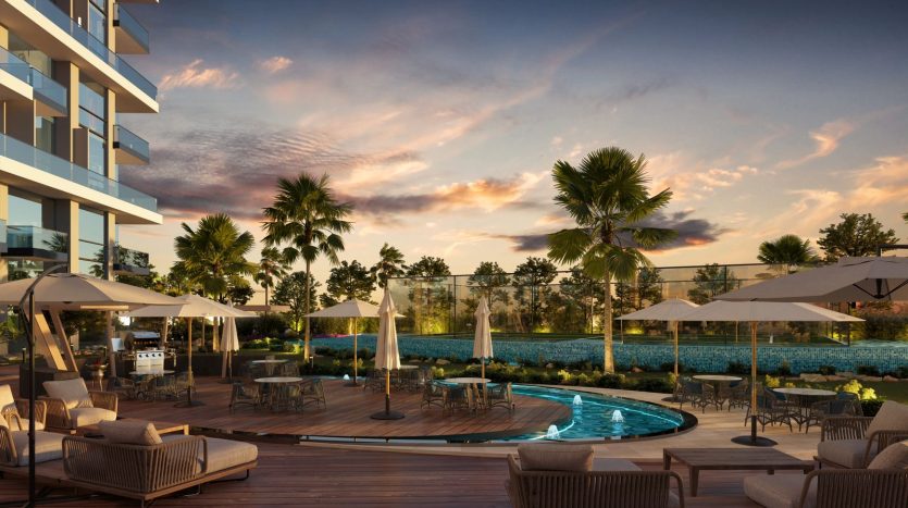 Espace piscine de luxe au coucher du soleil avec mobilier d&#039;extérieur élégant, parasols et palmiers, avec une villa moderne à Dubaï en arrière-plan.