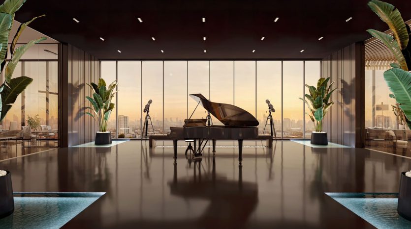 Cadre intérieur luxueux comprenant un piano à queue sur une plate-forme entourée d&#039;eau, avec des plantes tropicales et de grandes fenêtres donnant sur le paysage urbain de Dubaï au coucher du soleil.