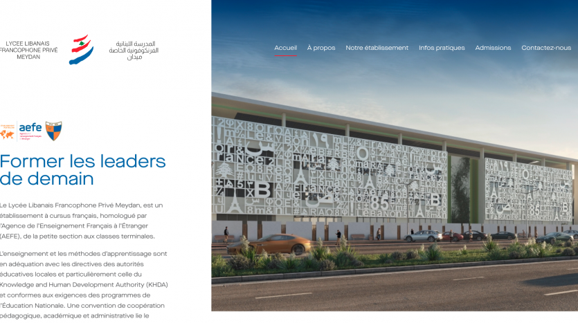 Rendu architectural d&#039;un bâtiment éducatif moderne avec des motifs géométriques complexes sur sa façade, présenté sur un site Web avec du texte en français et des menus de navigation, représentant une opportunité d&#039;investissement à Dubaï.