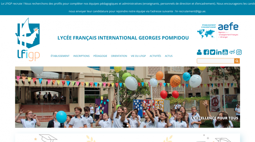 Une capture d&#039;écran de la page d&#039;accueil du site Internet du lycée français international Georges Pompidou présentant une bannière d&#039;élèves souriants avec des ballons célébrant un événement d&#039;investissement à Dubaï.