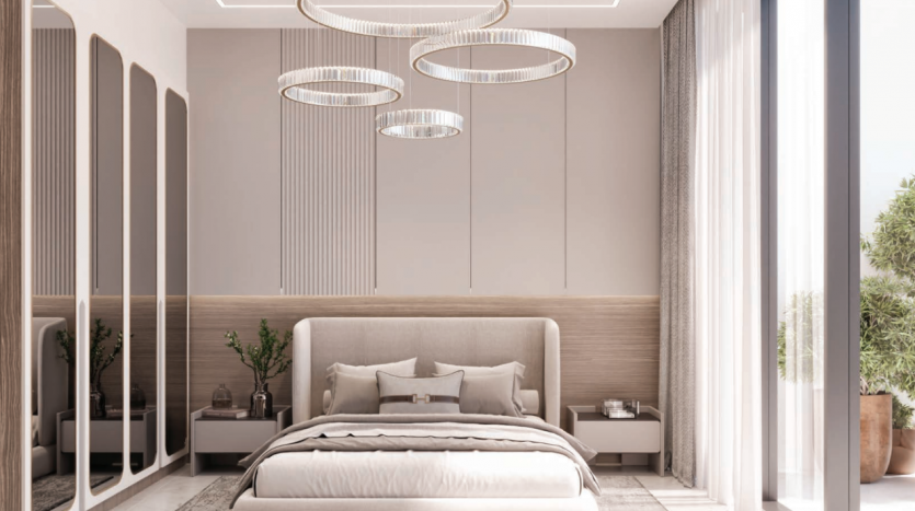 Une chambre moderne dans une villa de Dubaï comprenant un grand lit avec des draps beiges, une décoration minimaliste, des plafonniers circulaires, de grands miroirs et une vue sur un espace vert extérieur à travers une large fenêtre.