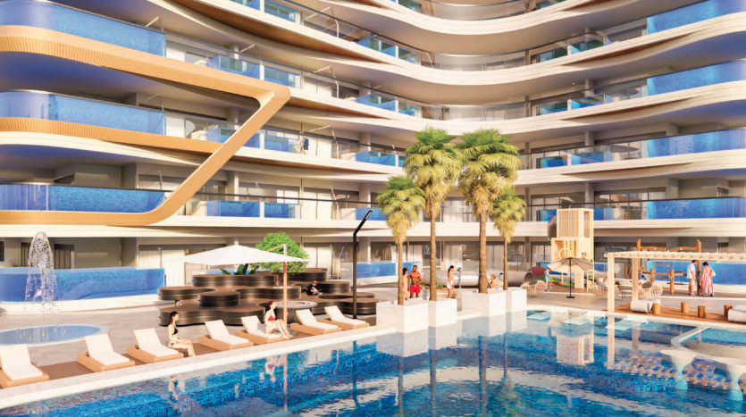 Espace piscine luxueux avec une architecture moderne et curviligne, des palmiers, des chaises longues et des invités profitant de la journée ensoleillée à Dubaï.