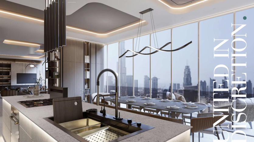 Une cuisine moderne dans un appartement de Dubaï avec des comptoirs élégants et sombres et des appareils haut de gamme. Des suspensions sont suspendues au-dessus de l’îlot, qui comprend un élégant évier. De grandes fenêtres offrent une vue imprenable sur la ville.