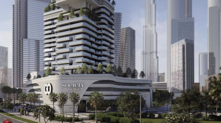 Paysage urbain moderne avec une villa futuriste à Dubaï dotée de terrasses superposées et d&#039;une verdure luxuriante, entourée de gratte-ciel imposants et d&#039;une rue verdoyante bordée d&#039;arbres. Une voiture rouge est visible sur le
