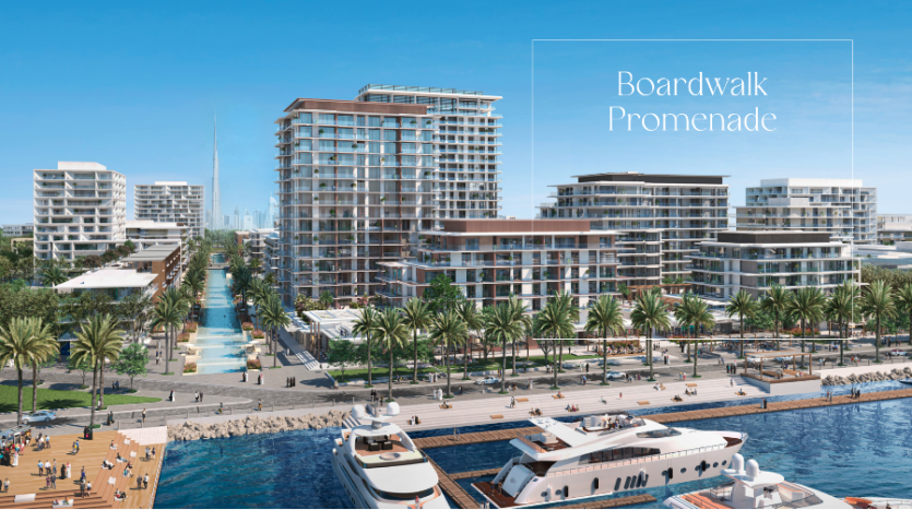 Rendu artistique d&#039;un développement moderne en bord de mer à Dubaï avec des villas luxueuses, des promenades bordées de palmiers et des yachts amarrés le long d&#039;une promenade ensoleillée. La superposition de texte indique « Boardwalk Prom