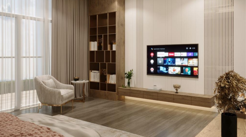 Salon moderne dans une villa à Dubaï avec une grande télévision affichant un menu de service de streaming, une élégante chaise blanche, du parquet et des baies vitrées avec des rideaux transparents.