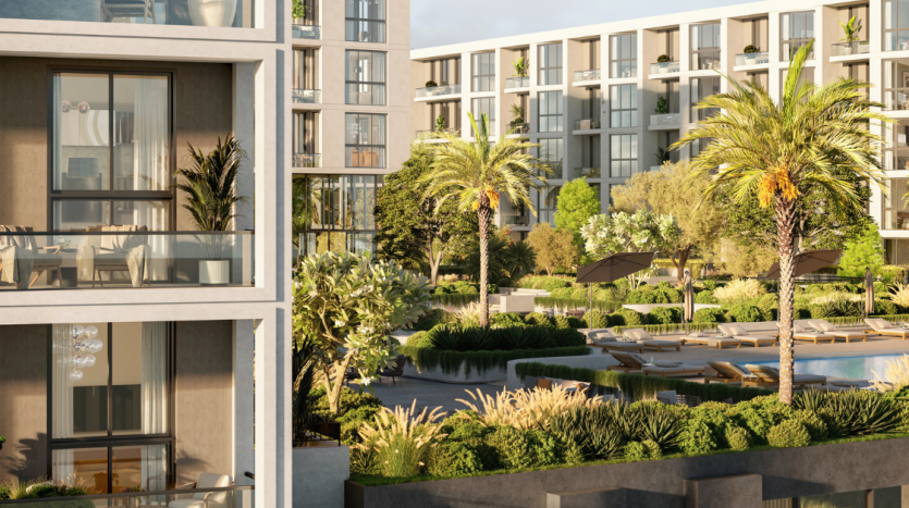 Un complexe d&#039;appartements moderne à Dubaï avec des balcons donnant sur une cour luxueuse avec des palmiers, une piscine et une verdure luxuriante. La lumière du soleil projette une lueur chaleureuse sur la scène.
