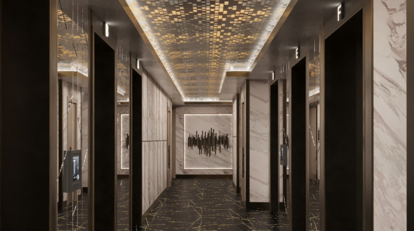 Un couloir d&#039;hôtel moderne présentant des murs en marbre et un sol noir avec des veines dorées. Le plafond présente une mosaïque de carreaux dorés et une grande œuvre d&#039;art abstrait est suspendue au bout du couloir, rappelant