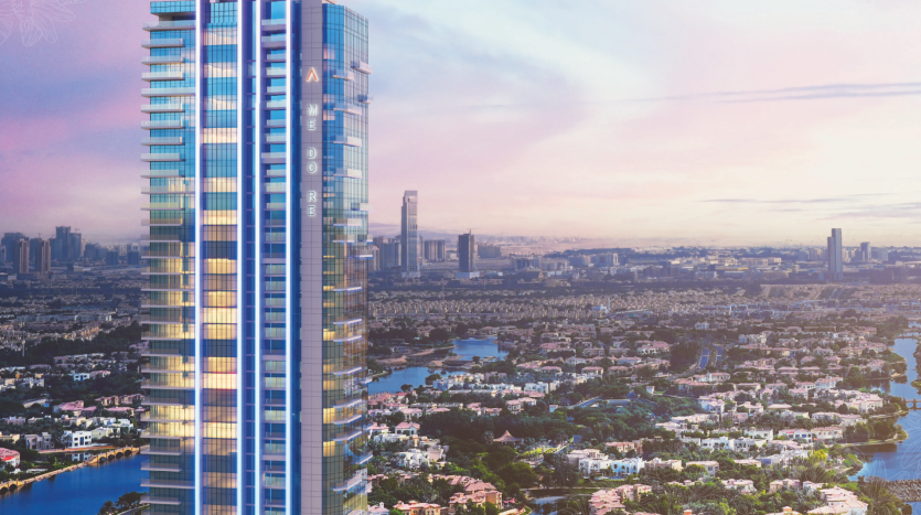 Un gratte-ciel futuriste domine la ville tentaculaire de Dubaï, avec des zones résidentielles et des lacs visibles au coucher du soleil, conférant à la scène une lueur vibrante et rosée.