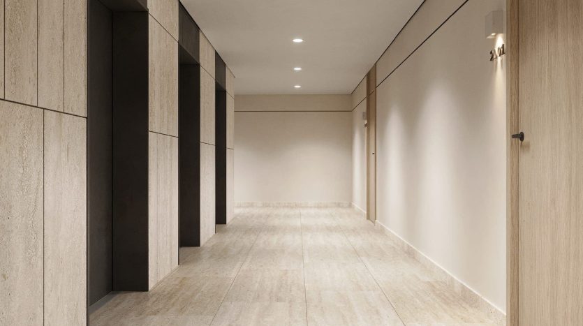 Un couloir moderne dans une villa de Dubaï comprenant un couloir long et étroit avec du parquet en bois clair, un éclairage d&#039;ambiance et des murs élégants beiges et marron foncé avec plusieurs portes.